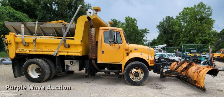 image for item JL9975 2002 International 4900  dump truck