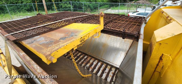 image for item JL9975 2002 International 4900  dump truck