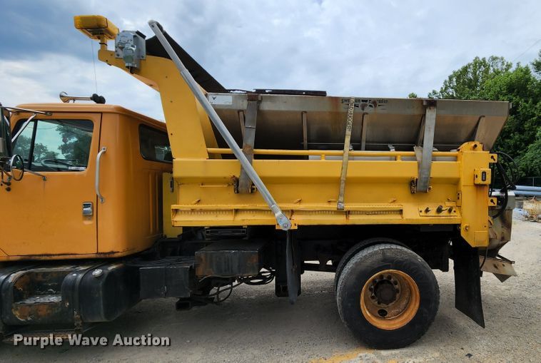 image for item JL9975 2002 International 4900  dump truck