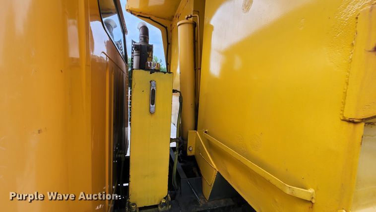 image for item JL9975 2002 International 4900  dump truck