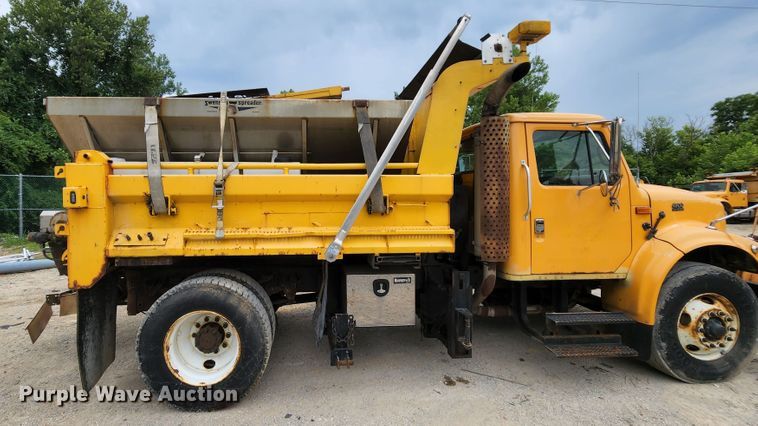 image for item JL9975 2002 International 4900  dump truck