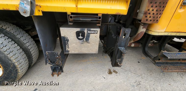 image for item JL9975 2002 International 4900  dump truck