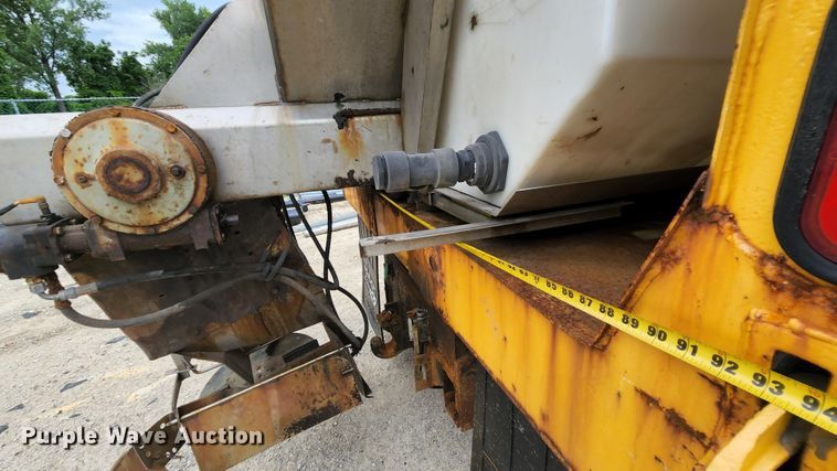 image for item JL9975 2002 International 4900  dump truck