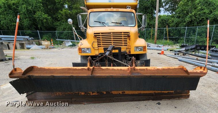 image for item JL9975 2002 International 4900  dump truck