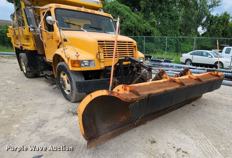 image for item JL9975 2002 International 4900  dump truck