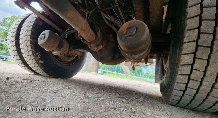 image for item JL9975 2002 International 4900  dump truck