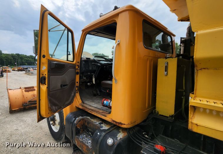 image for item JL9975 2002 International 4900  dump truck