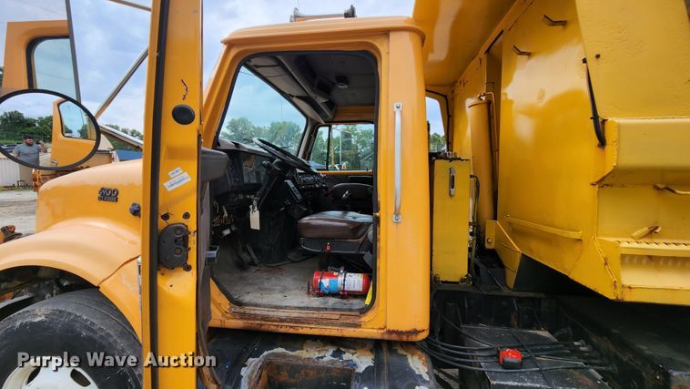 image for item JL9975 2002 International 4900  dump truck