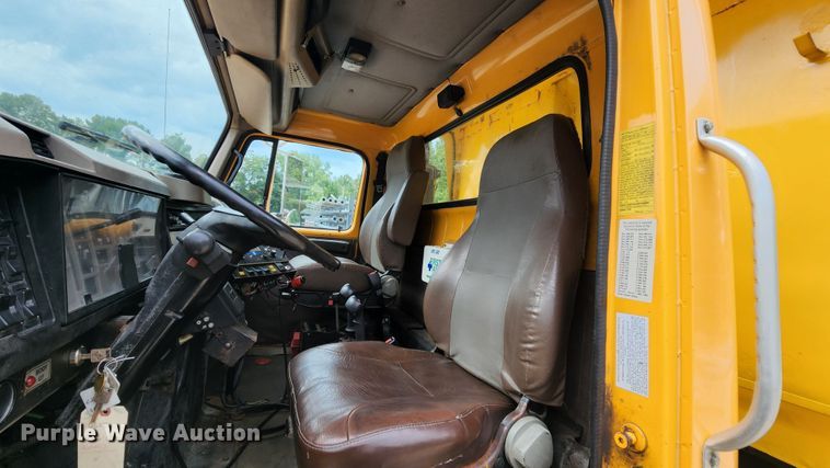 image for item JL9975 2002 International 4900  dump truck