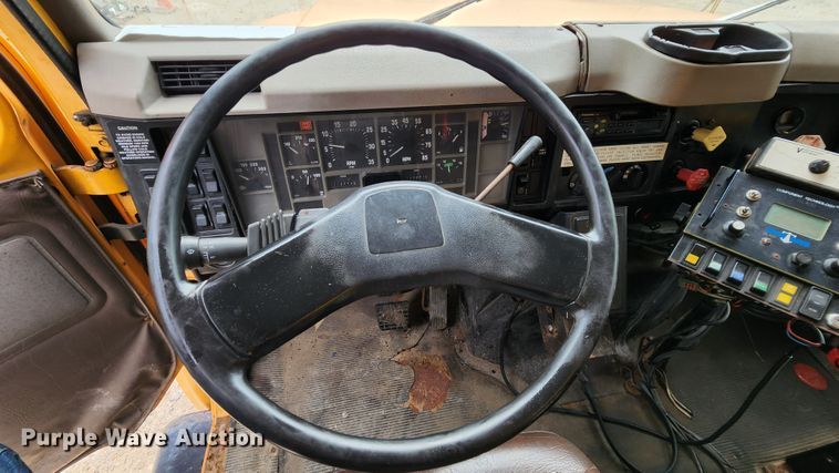 image for item JL9975 2002 International 4900  dump truck