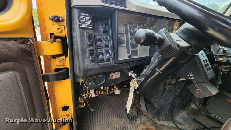 image for item JL9975 2002 International 4900  dump truck