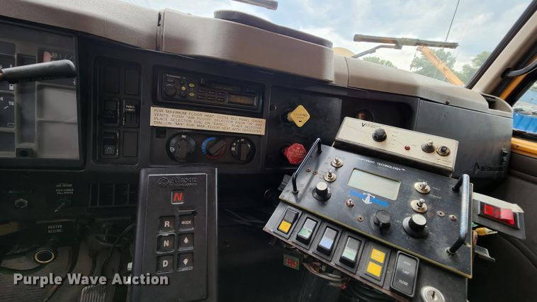 image for item JL9975 2002 International 4900  dump truck