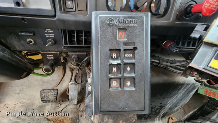 image for item JL9975 2002 International 4900  dump truck