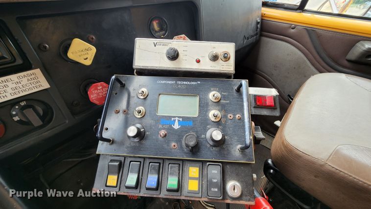 image for item JL9975 2002 International 4900  dump truck