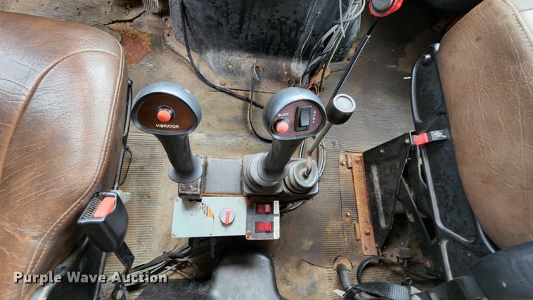 image for item JL9975 2002 International 4900  dump truck