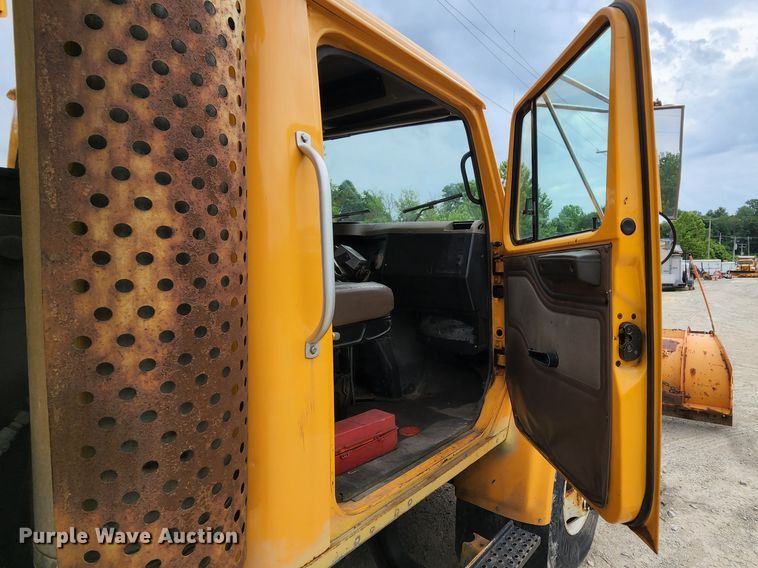 image for item JL9975 2002 International 4900  dump truck