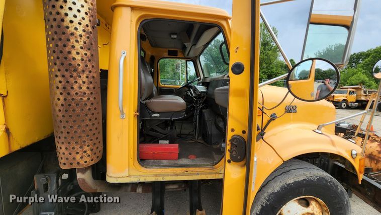 image for item JL9975 2002 International 4900  dump truck