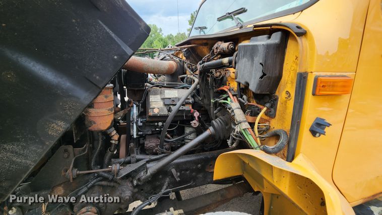 image for item JL9975 2002 International 4900  dump truck