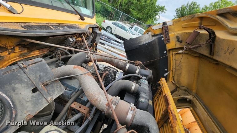 image for item JL9975 2002 International 4900  dump truck