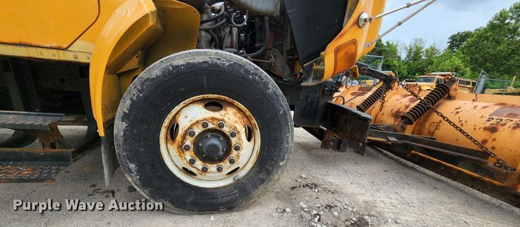 image for item JL9975 2002 International 4900  dump truck