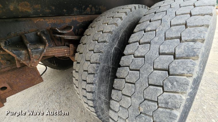 image for item JL9975 2002 International 4900  dump truck