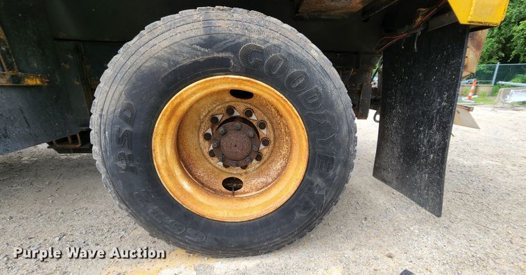 image for item JL9975 2002 International 4900  dump truck