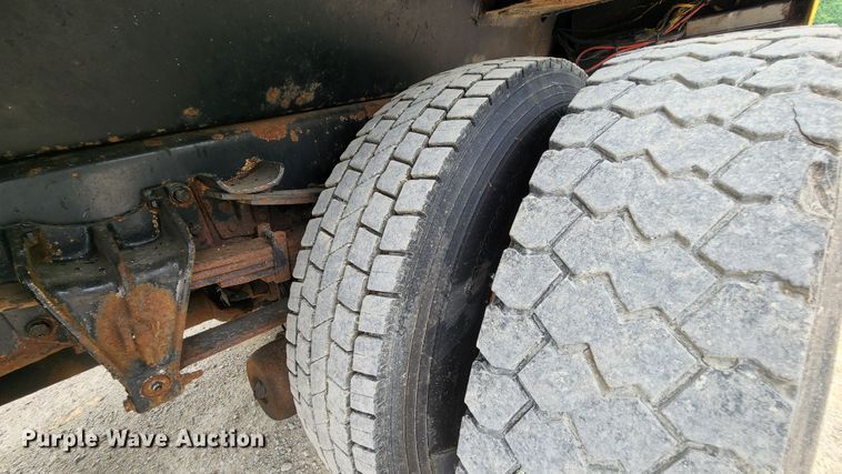 image for item JL9975 2002 International 4900  dump truck