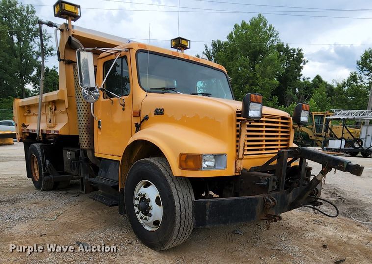 image for item JL9976 2002 International 4900  dump truck