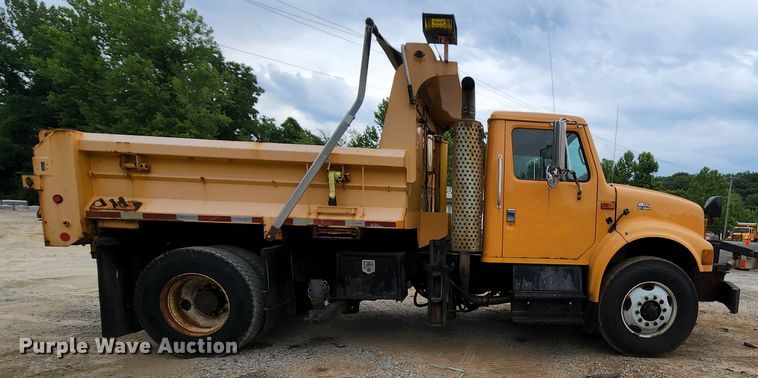 image for item JL9976 2002 International 4900  dump truck
