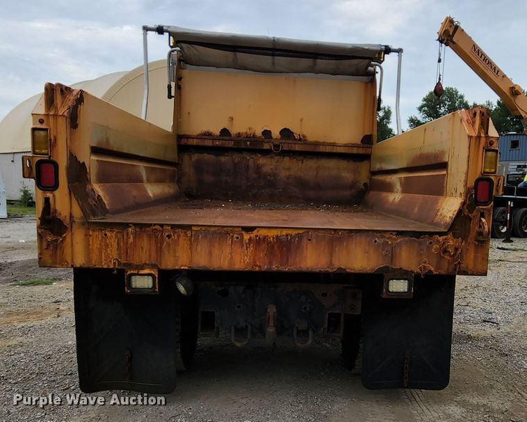 image for item JL9976 2002 International 4900  dump truck