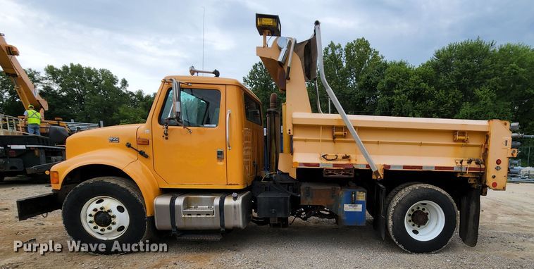 image for item JL9976 2002 International 4900  dump truck