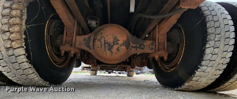 image for item JL9976 2002 International 4900  dump truck