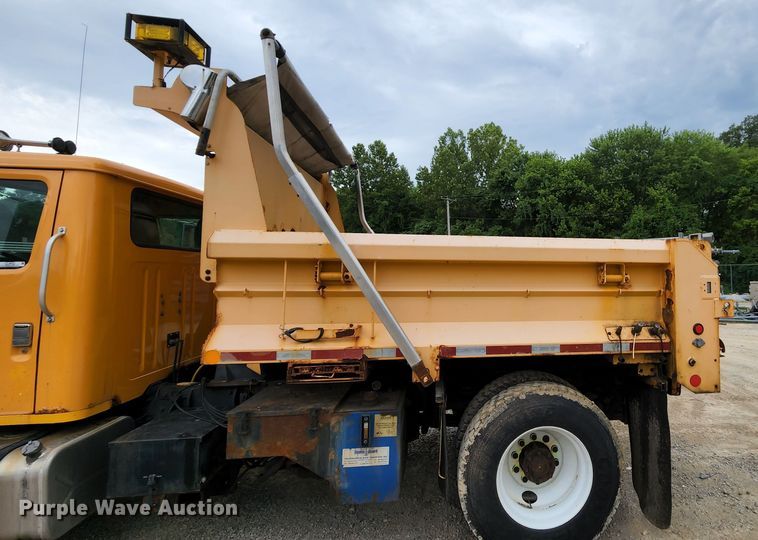 image for item JL9976 2002 International 4900  dump truck