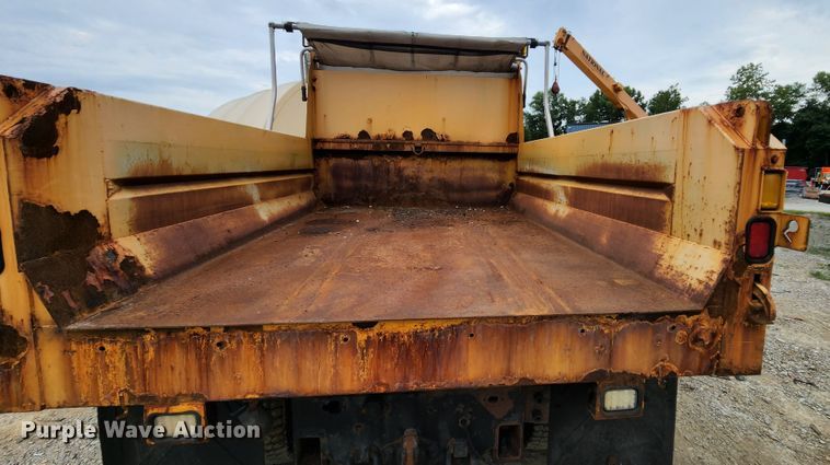 image for item JL9976 2002 International 4900  dump truck
