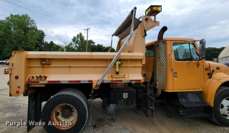 image for item JL9976 2002 International 4900  dump truck