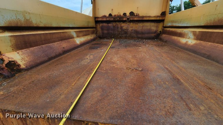 image for item JL9976 2002 International 4900  dump truck