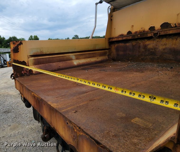 image for item JL9976 2002 International 4900  dump truck