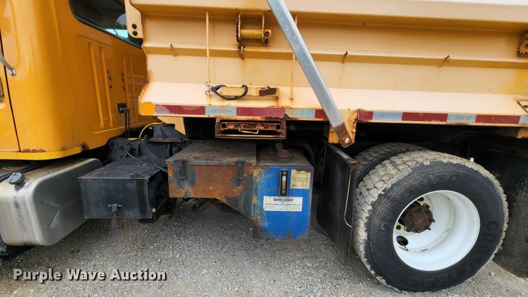 image for item JL9976 2002 International 4900  dump truck