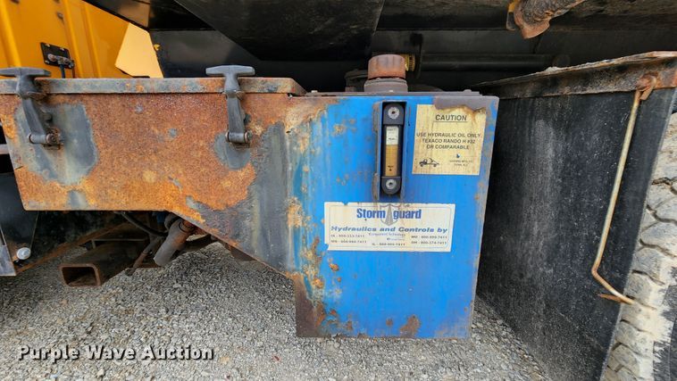 image for item JL9976 2002 International 4900  dump truck