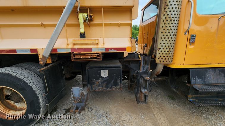 image for item JL9976 2002 International 4900  dump truck