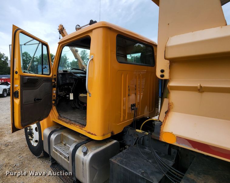 image for item JL9976 2002 International 4900  dump truck