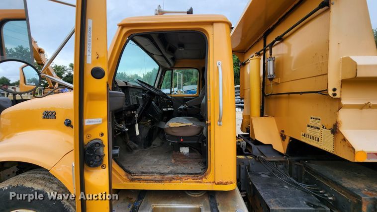 image for item JL9976 2002 International 4900  dump truck