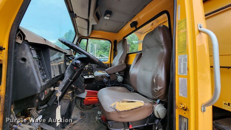 image for item JL9976 2002 International 4900  dump truck