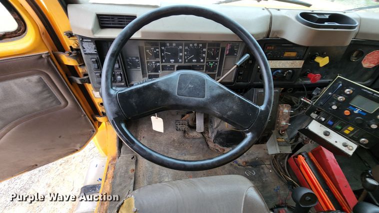 image for item JL9976 2002 International 4900  dump truck