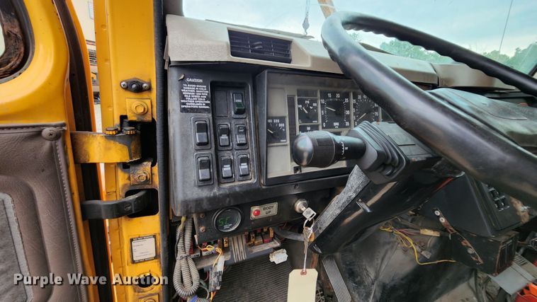 image for item JL9976 2002 International 4900  dump truck