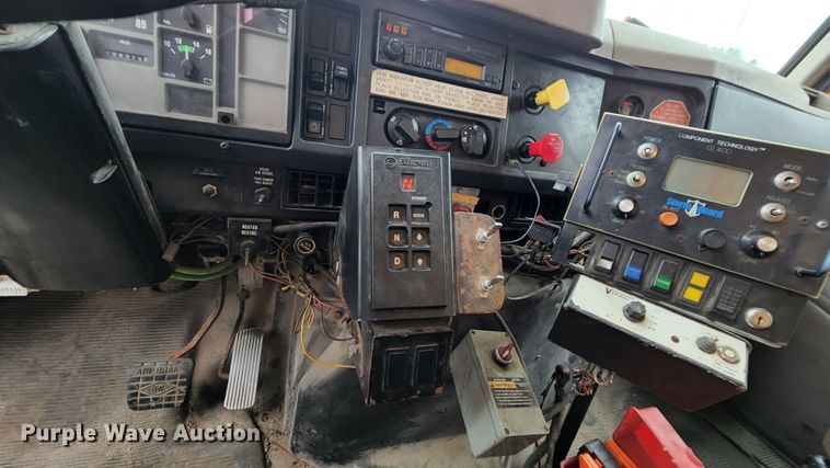 image for item JL9976 2002 International 4900  dump truck