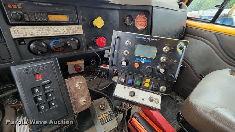 image for item JL9976 2002 International 4900  dump truck