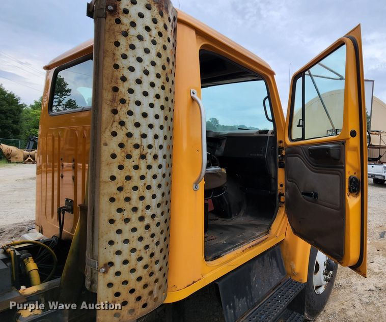 image for item JL9976 2002 International 4900  dump truck