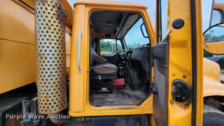 image for item JL9976 2002 International 4900  dump truck