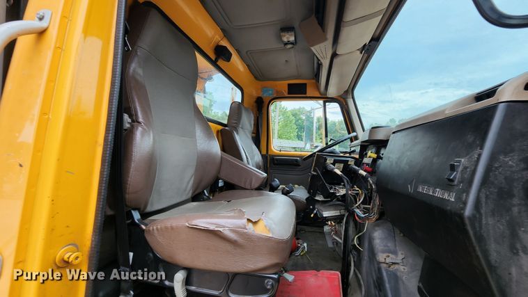 image for item JL9976 2002 International 4900  dump truck